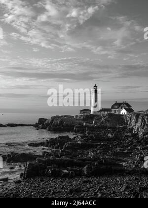 Vue sur le phare de Portland Head à Cape Elizabeth Maine, près de Portland au lever du soleil. Banque D'Images