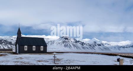 Photo de Búðakirkja, une église islandaise distinctive sur la péninsule de Snæfellsnes, Búðir, Islande. Banque D'Images