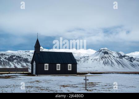 Photo de Bœ akirkja, une église islandaise distinctive sur la péninsule de Sn¾fellsnes. Banque D'Images