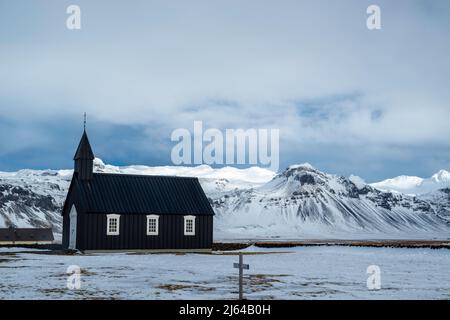 Photo de Búðakirkja, une église islandaise distinctive sur la péninsule de Snæfellsnes, Búðir, Islande. Banque D'Images