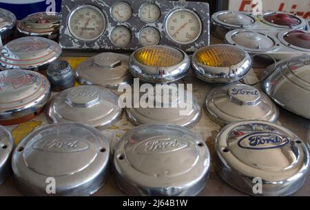 Un ensemble de collectionneurs de hubcaps d'époque et d'autres souvenirs de voitures. Banque D'Images