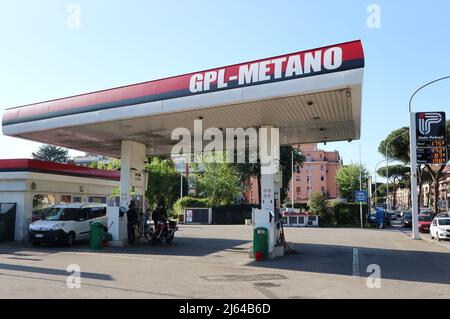 Rome, Italie. 27th avril 2022. Prix de l'essence dans une station-service de Rome, Italie, avril 27 2022. Le prix du gaz européen a augmenté de plus de 24 pour cent sur la bourse d'Amsterdam, le prix le plus élevé depuis avril 1. Cela s'est produit après l'annonce par la Russie de l'arrêt des exportations de gaz vers la Pologne et la Bulgarie, en réponse au refus des pays de payer le gaz en roubles. Les inquiétudes sur le fait que ce blocage inquiète d'autres pays européens ont fait monter les prix. (Photo d'Elisa Gestri/Sipa USA) crédit: SIPA USA/Alay Live News Banque D'Images