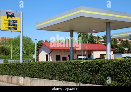 Rome, Italie. 27th avril 2022. Prix du carburant et du gaz dans une station-service de Rome, Italie, avril 27 2022. Le prix du gaz européen a augmenté de plus de 24 pour cent sur la bourse d'Amsterdam, le prix le plus élevé depuis avril 1. Cela s'est produit après l'annonce par la Russie de l'arrêt des exportations de gaz vers la Pologne et la Bulgarie, en réponse au refus des pays de payer le gaz en roubles. Les inquiétudes sur le fait que ce blocage inquiète d'autres pays européens ont fait monter les prix. (Photo d'Elisa Gestri/Sipa USA) crédit: SIPA USA/Alay Live News Banque D'Images