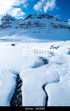 Photographie de printemps en Islande, à l'ouest de Kirkjufellsfoss, près de Grundarfjörður, péninsule de Snæfellsnes, Islande. Banque D'Images