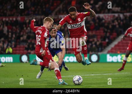 MIDDLESBROUGH, ROYAUME-UNI. AVR 27th Marcus Tavernier de Middlesbrough prend une action évasive de Duncan Watmore lors du match de championnat Sky Bet entre Middlesbrough et Cardiff City au stade Riverside, Middlesbrough, le mercredi 27th avril 2022. (Credit: Mark Fletcher | MI News) Credit: MI News & Sport /Alay Live News Banque D'Images