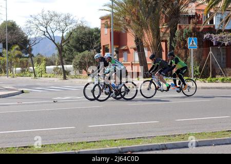 Castellon, Espagne - 21 avril 2022 : l'équipe cycliste s'entraîne dans la station balnéaire. Photo de haute qualité. Banque D'Images