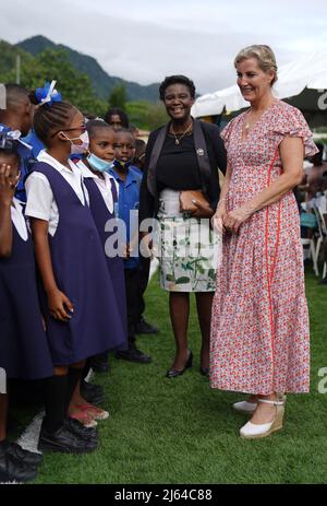 La comtesse de Wessex rencontre les habitants du Mini stade Soufrière, Sainte-Lucie, tout en assistant à une représentation célébrant les jeunes de Sainte-Lucie, alors qu'elle et son mari, le comte de Wessex, poursuivent leur visite dans les Caraïbes, pour marquer le Jubilé de platine de la Reine. Date de la photo: Mercredi 27 avril 2022. Banque D'Images