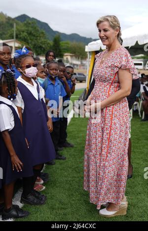 La comtesse de Wessex rencontre les habitants du Mini stade Soufrière, Sainte-Lucie, tout en assistant à une représentation célébrant les jeunes de Sainte-Lucie, alors qu'elle et son mari, le comte de Wessex, poursuivent leur visite dans les Caraïbes, pour marquer le Jubilé de platine de la Reine. Date de la photo: Mercredi 27 avril 2022. Banque D'Images