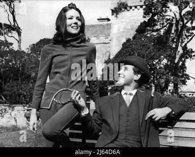 DIANA RIGG, PATRICK MACNEE, AVENGERS, 1965 Banque D'Images