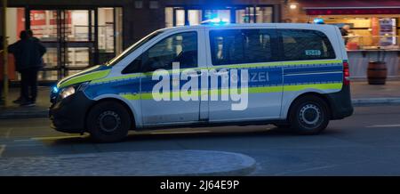 Berlin, Allemagne. 27th avril 2022. Une voiture de police conduisant à une opération de police à Berlin. (Credit image: © Michael Kuenne/PRESSCOV via ZUMA Press Wire) Banque D'Images