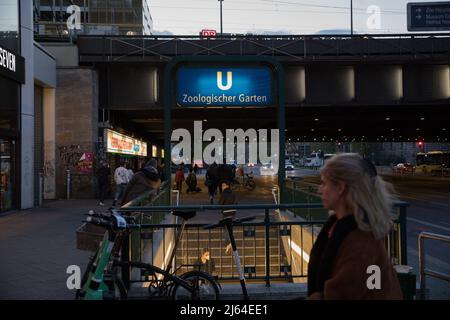 Berlin, Allemagne. 27th avril 2022. Station de métro U Zoologischer Garten à Berlin le 27 avril 2022. (Credit image: © Michael Kuenne/PRESSCOV via ZUMA Press Wire) Banque D'Images