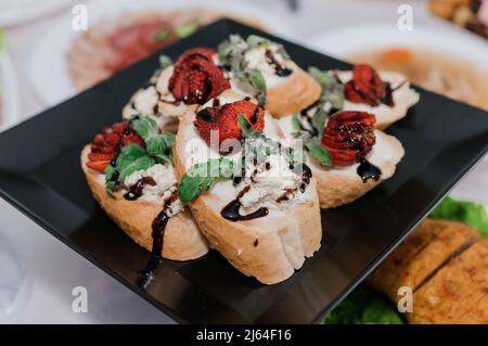 Canape avec fromage à la crème et fraises Banque D'Images