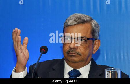 Mumbai, Maharashtra, Inde. 27th avril 2022. Life Insurance Corporation of India (LIC) Président, Mangalam Ramasubramanian Kumar gestes lors d'une conférence de presse à Mumbai. Leur offre publique initiale (IPO) sera ouverte au public le 4th mai 2022. (Image de crédit : © Ashish Vaishnav/SOPA Images via ZUMA Press Wire) Banque D'Images
