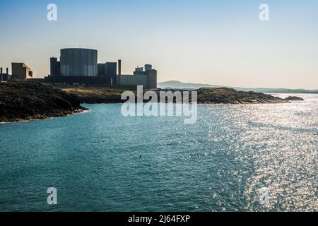 La centrale nucléaire de Wylfa, située à Anglesey, dans le nord du pays de Galles, est une centrale nucléaire de Magnox actuellement en cours de mise hors service Banque D'Images