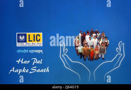 Mumbai, Maharashtra, Inde. 27th avril 2022. L'affiche de la Société d'assurance-vie de l'Inde (LIC) est vue lors d'une conférence de presse à Mumbai. Leur offre publique initiale (IPO) sera ouverte au public le 4th mai 2022. (Image de crédit : © Ashish Vaishnav/SOPA Images via ZUMA Press Wire) Banque D'Images