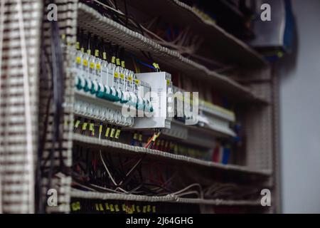 Armoire de commutation électrique dans la salle de commutation. Banque D'Images