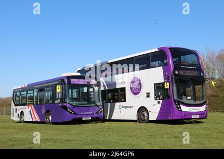 AUTOBUS DANS UN JEU DE COULEURS SPÉCIAL POUR CÉLÉBRER LE JUBILÉ DE PLATINE DE SA MAJESTÉ LA REINE ELIZABETH II Banque D'Images