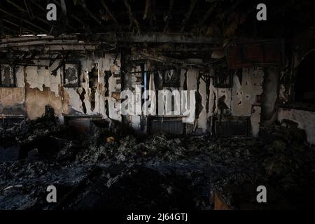 Kharkiv, Ukraine. 26th avril 2022. Un dommage à un restaurant qui a été brûlé est visible après un précédent bombardement russe dans une zone résidentielle à Kharkiv, Ukraine, le 26 avril 2022. De peur que trois civils aient été tués et quatre blessés par des bombardements russes dans la ville. La Russie a été bombarde par une méthode de « double robinet », ce qui signifie que la Russie bombarde le même endroit souvent en 20-30 minutes et blesse ou tue des personnes, comme des médecins et des pompiers, à l'endroit où elle a été frappée. (Credit image: © Daniel Carde/ZUMA Press Wire) Credit: ZUMA Press, Inc./Alamy Live News Banque D'Images