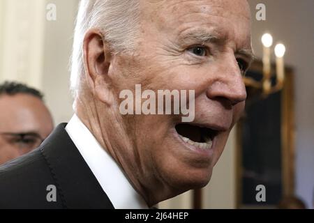 Washington, États-Unis. 27th avril 2022. Le président Joe Biden quitte l'activité de l'enseignant national de l'année à la Maison Blanche à Washington, DC, le mercredi 27 avril 2022. Photo par Yuri Gripas/UPI crédit: UPI/Alay Live News Banque D'Images
