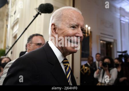 Washington, États-Unis. 27th avril 2022. Le président Joe Biden quitte l'activité de l'enseignant national de l'année à la Maison Blanche à Washington, DC, le mercredi 27 avril 2022. Photo par Yuri Gripas/UPI crédit: UPI/Alay Live News Banque D'Images