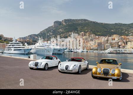 Des voitures de luxe exclusives se tiennent sur l'embarcadère du port de Monaco donnant sur la ville et le port Hercules, Monaco, Monte-Carlo, voitures convertibles d'époque, méga Banque D'Images