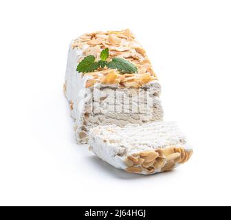 Tranché de nougat blanc avec des amandes isolées sur fond blanc Banque D'Images