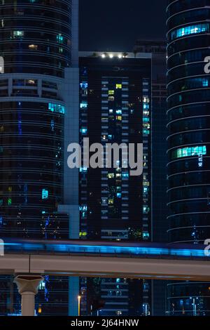 Dubaï, décembre 2021 : le métro de Dubaï se déplace devant les gratte-ciels avec un effet de flou Banque D'Images