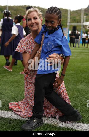 La comtesse de Wessex rencontre les habitants du Mini stade Soufrière, Sainte-Lucie, tout en assistant à une représentation célébrant les jeunes de Sainte-Lucie, alors qu'elle et son mari, le comte de Wessex, poursuivent leur visite dans les Caraïbes, pour marquer le Jubilé de platine de la Reine. Date de la photo: Mercredi 27 avril 2022. Banque D'Images