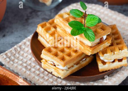 Petit déjeuner avec gaufres belges sur la table grise Banque D'Images