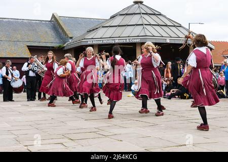 Chinewrde Morris danseurs à Whitby Folk week Banque D'Images