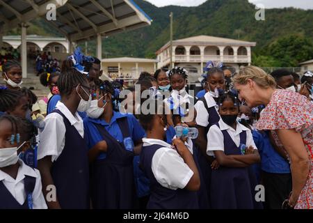 La comtesse de Wessex rencontre les habitants du Mini stade Soufrière, Sainte-Lucie, tout en assistant à une représentation célébrant les jeunes de Sainte-Lucie, alors qu'elle et son mari, le comte de Wessex, poursuivent leur visite dans les Caraïbes, pour marquer le Jubilé de platine de la Reine. Date de la photo: Mercredi 27 avril 2022. Banque D'Images