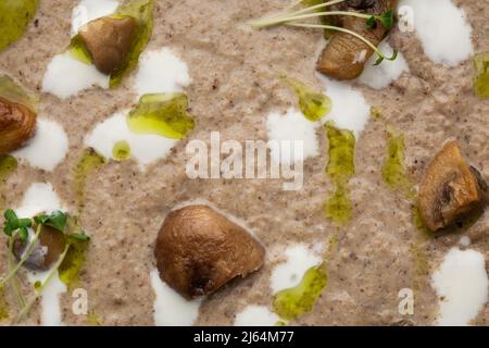 Un bol de soupe à la crème de champignons frits sur fond de marbre gris. Concept de soupe chaude d'hiver et d'automne. Banque D'Images