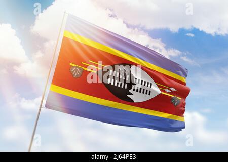 Ciel bleu ensoleillé et un mât avec le drapeau de eswatini Banque D'Images