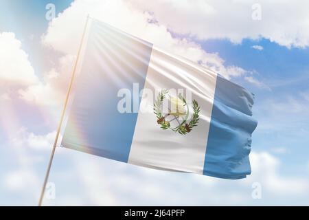 Ciel bleu ensoleillé et mât avec le drapeau du guatemala Banque D'Images