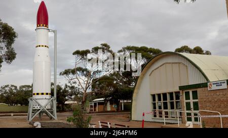 WOOMERA, AUSTRALIE - JUIN 13 2021 : missile flèche noire en dehors du musée d'histoire de la woomera Banque D'Images