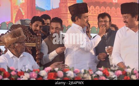 Mumbai, Inde. 27th avril 2022. MUMBAI, INDE - AVRIL 27 : le ministre du Maharashtra, Jayant Patil, nourrit un collègue du parti à an Iftar, la rupture du jeûne dans le mois Saint du Ramadan, organisé par le Parti du Congrès nationaliste (NCP) à Islam Gymkhana, le 27 avril 2022 à Mumbai, Inde. (Photo de Satish Bate/Hindustan Times/Sipa USA) crédit: SIPA USA/Alay Live News Banque D'Images