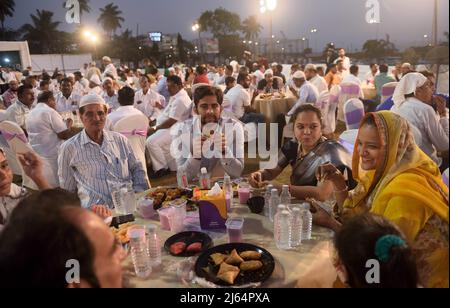 Mumbai, Inde. 27th avril 2022. MUMBAI, INDE - AVRIL 27 : les membres de la communauté musulmane participent à un Iftar, la rupture du jeûne dans le mois Saint du Ramadan, organisé par le Parti du Congrès nationaliste (NCP) et assisté par Sharad Pawar à Islam Gymkhana, le 27 avril 2022 à Mumbai, Inde. (Photo de Satish Bate/Hindustan Times/Sipa USA) crédit: SIPA USA/Alay Live News Banque D'Images