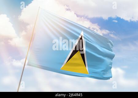 Ciel bleu ensoleillé et mât avec le drapeau de sainte-lucie Banque D'Images