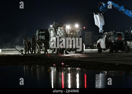 Des aviateurs de l'escadron du génie civil 8th, trottoirs et atelier d'équipement lourd, participent à la formation sur la réparation rapide des dommages sur les terrains d'aviation à la base aérienne de Kunsan, en République de Corée, le 26 avril 2022. Les 8th ces ont activé leurs équipes RADR après des attaques simulées ont obtenu une réponse pour 27 cratères endommageant la piste. Des aviateurs de diverses unités, y compris le 8th Escadron des communications et le 8th Escadron de préparation à la logistique, ont servi de membres de l'équipe de direction et ont exécuté l'entraînement aux côtés des aviateurs de la SCÉ 8th. (É.-U. Photo de la Force aérienne par le sergent d'état-major. Mya M. Crosby) Banque D'Images