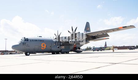 Un avion Hercules C-130H de la 152rd Airlift Wing, de la Garde nationale aérienne du Nevada, a été préparé avant une mission d'entraînement sur le système de lutte contre les incendies aéroporté modulaire (MAFFS) à Boise, en Idaho, le 26 avril 2022. Les unités MAFFS sont en formation pour une mission du Commandement du Nord des États-Unis. En cas d'activation pendant l'année de l'incendie, First Air Force (AFNORTH), le Commandement de la composante aérienne du Commandement du Nord des États-Unis, est le chef de file opérationnel du Département de la Défense pour les efforts militaires aériens visant à appuyer les demandes de soutien du Service forestier de l'USDA-Centre interagences des incendies de l'USDA pour la lutte contre l'incendie. (É.-U. Photo de la Garde nationale aérienne par Airman senior Banque D'Images