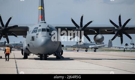 Un avion Hercules C-130H de la 153rd Airlift Wing, de la Garde nationale aérienne du Wyoming, est en préparation pour une mission de formation sur le système modulaire de lutte contre les incendies aéroportés (MAFFS) à Boise, en Idaho, le 26 avril 2022. Les unités MAFFS sont en formation pour une mission du Commandement du Nord des États-Unis. En cas d'activation pendant l'année de l'incendie, First Air Force (AFNORTH), le Commandement de la composante aérienne du Commandement du Nord des États-Unis, est le chef de file opérationnel du Département de la Défense pour les efforts militaires aériens visant à appuyer les demandes de soutien du Service forestier de l'USDA-Centre interagences des incendies de l'USDA pour la lutte contre l'incendie. (É.-U. Photo de la Garde nationale aérienne par Senior ai Banque D'Images