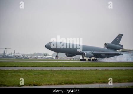 Le premier prolongateur KC-10 produit arrive à la base aérienne de Douvres, Delaware, le 26 avril 2022. L'avion a officiellement pris sa retraite à la suite d'une brève cérémonie et fera partie du musée du Commandement de la mobilité aérienne. (É.-U. Photo de la Force aérienne par Tech. Sgt. J.D. Strong II) Banque D'Images