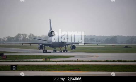 Le premier prolongateur KC-10 produit arrive à la base aérienne de Douvres, Delaware, le 26 avril 2022. L'avion a officiellement pris sa retraite à la suite d'une brève cérémonie et fera partie du musée du Commandement de la mobilité aérienne. (É.-U. Photo de la Force aérienne par Tech. Sgt. J.D. Strong II) Banque D'Images