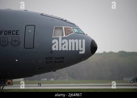 Le premier prolongateur KC-10 produit arrive à la base aérienne de Douvres, Delaware, le 26 avril 2022. L'avion a officiellement pris sa retraite à la suite d'une brève cérémonie et fera partie du musée du Commandement de la mobilité aérienne. (É.-U. Photo de la Force aérienne par Tech. Sgt. J.D. Strong II) Banque D'Images