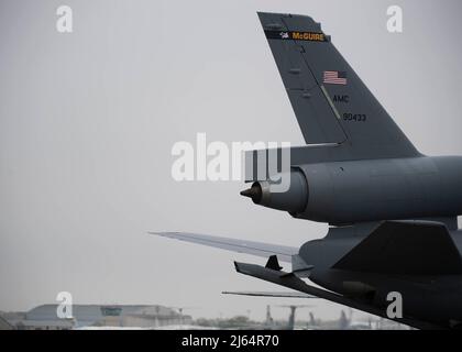 Le premier prolongateur KC-10 produit arrive à la base aérienne de Douvres, Delaware, le 26 avril 2022. Le KC-10 a été stationné à la base commune McGuire-dix-Lakehurst, dans le New Jersey, avant d'être retiré au musée du Commandement de la mobilité aérienne. (É.-U. Photo de la Force aérienne par Tech. Sgt. J.D. Strong II) Banque D'Images