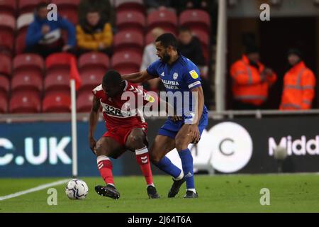 MIDDLESBROUGH, ROYAUME-UNI. 27th AVRIL Anfernee Dijksteel de Middlesbrough en action avec Curtis Nelson de Cardiff City lors du match de championnat Sky Bet entre Middlesbrough et Cardiff City au stade Riverside, Middlesbrough, le mercredi 27th avril 2022. (Credit: Mark Fletcher | MI News) Credit: MI News & Sport /Alay Live News Banque D'Images