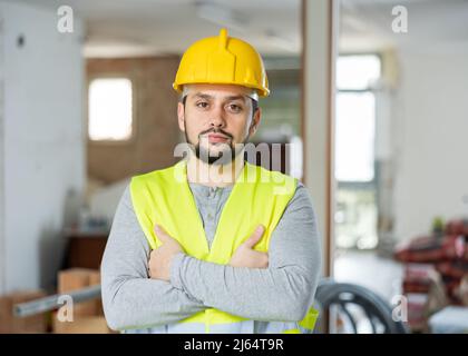 Jeune architecte confiant debout dans un bâtiment en construction Banque D'Images
