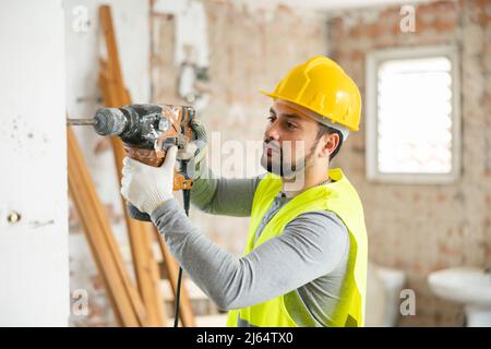 Constructeur confiant posant sur le chantier de construction intérieure Banque D'Images