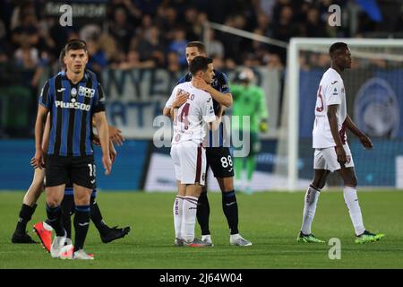 Bergame, Italie. 27th avril 2022. Mario Pasalic d'Atalanta embrasse Josip Brekalo du FC de Turin après le tirage de 4-4 dans le Serie A match au stade Gewiss, Bergame. Crédit photo à lire: Jonathan Moscrop/Sportimage crédit: Sportimage/Alay Live News Banque D'Images