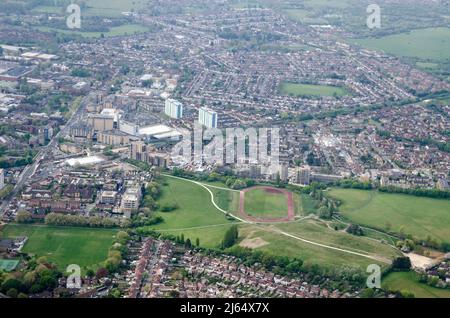 Vue depuis le dessus du centre-ville de Feltham à Hounslow, dans l'ouest de Londres avec la piste de course, partie de Feltham Arenas, au milieu. Banque D'Images